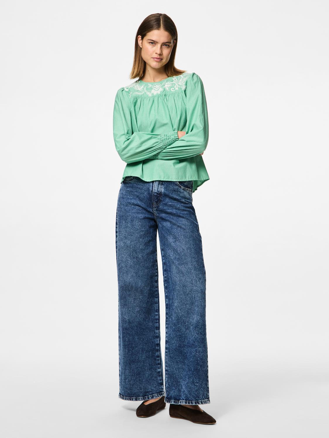 model_shot-front_full